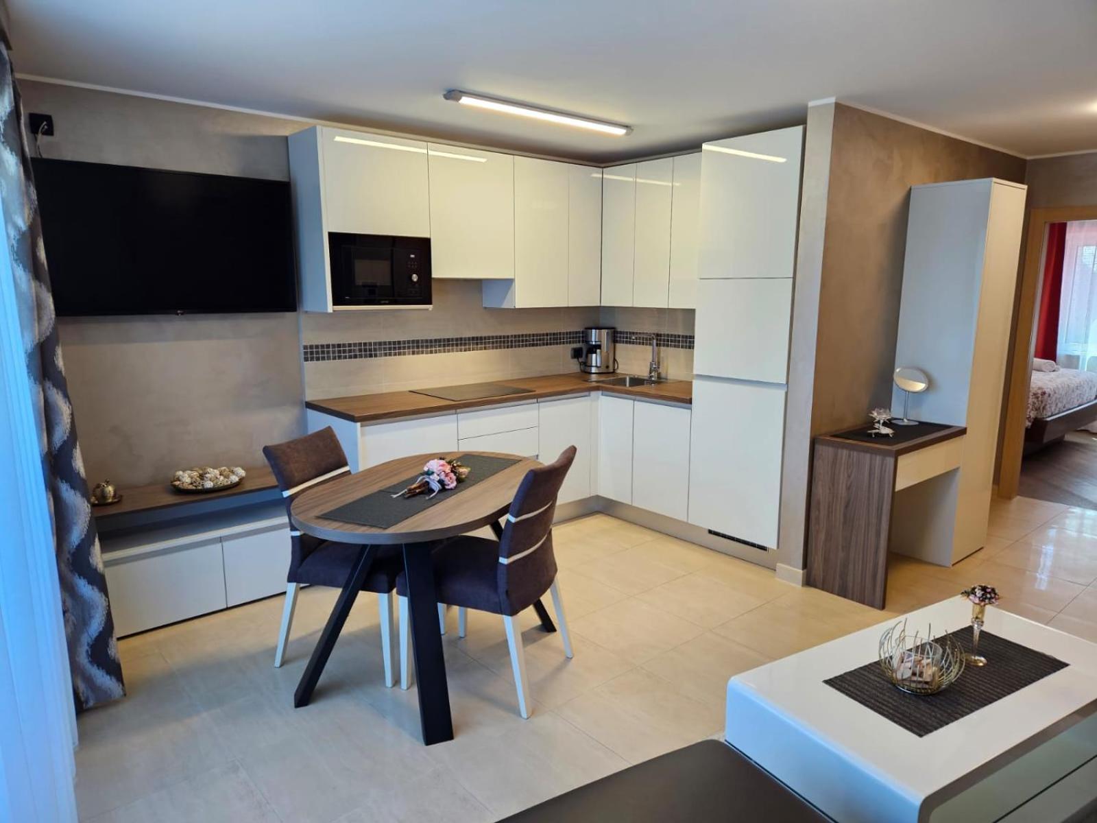 אומאג Apartments Riva-Interauto מראה חיצוני תמונה