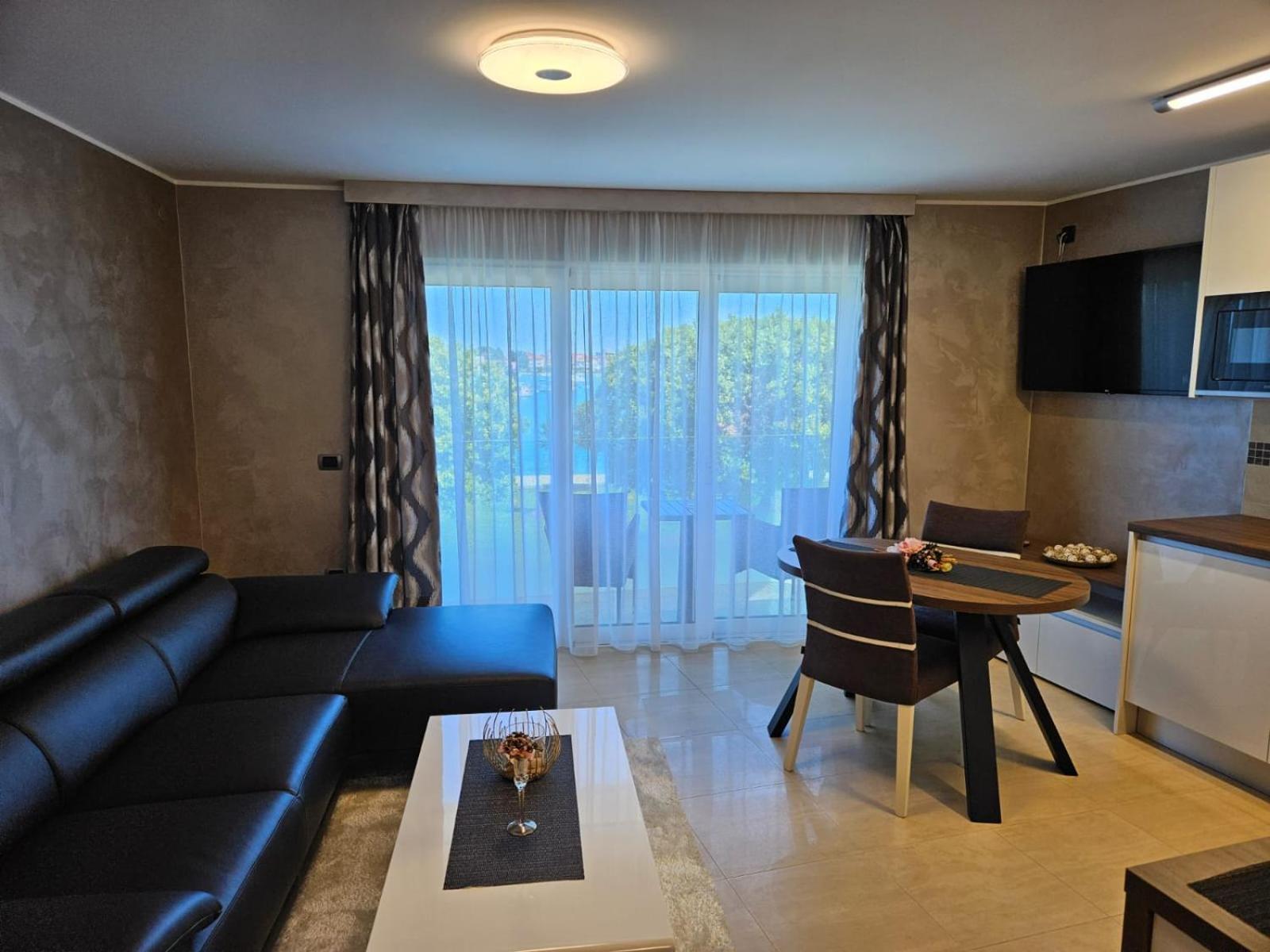 אומאג Apartments Riva-Interauto מראה חיצוני תמונה
