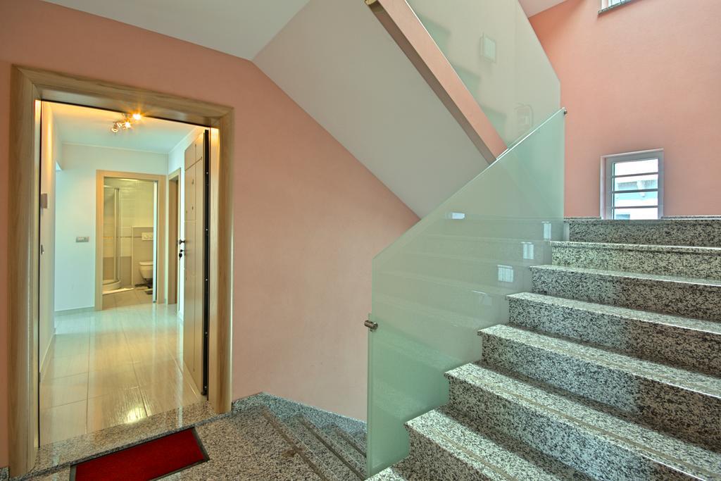 אומאג Apartments Riva-Interauto מראה חיצוני תמונה